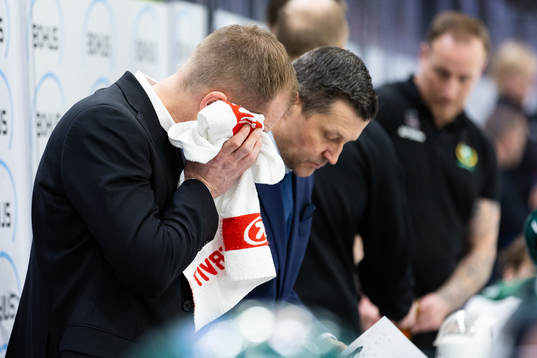 Färjestads huvudtränare Tomas Mitell har ont