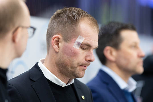 Färjestads huvudtränare Tomas Mitell omplåstrad