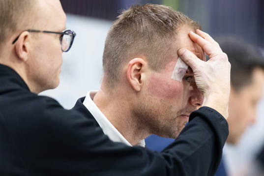 Färjestads huvudtränare Tomas Mitell blir omplåstrad