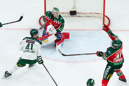Frölundas Petteri Lindbohm tar ned en puck med handen