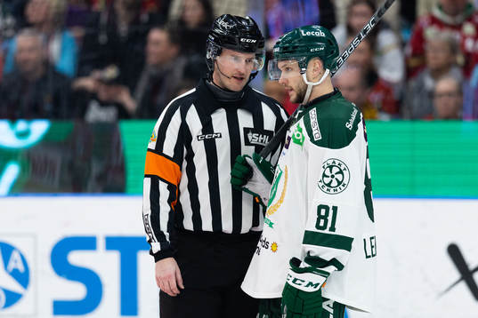 Domare Johan Nordlöf pratar med Färjestads Theodor