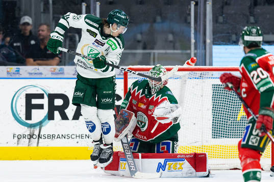 Frölundas målvakt Lars Johansson räddar ett skott skymd