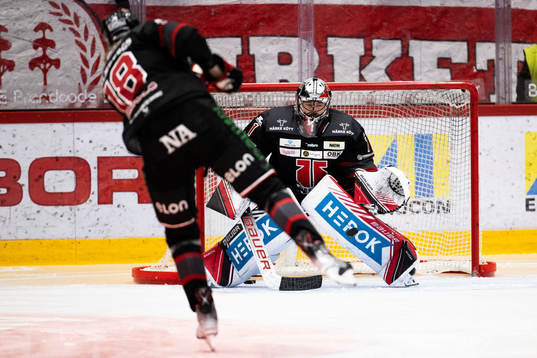 Örebros målvakt Jhonas Enroth värmer upp