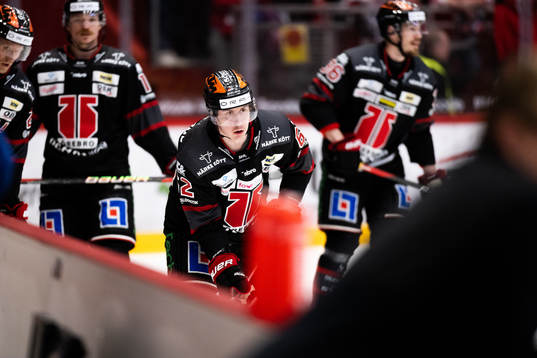 Örebros Robert Leino värmer upp