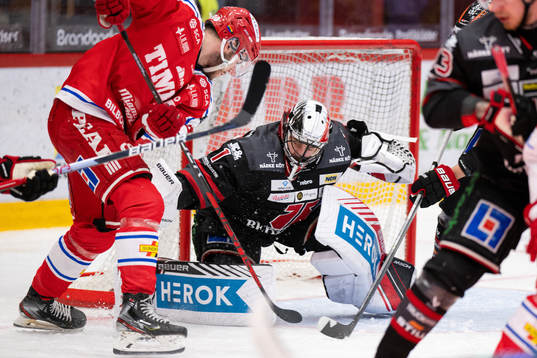 Timrås Magnus Pääjärvi oroar framför Örebros målvakt