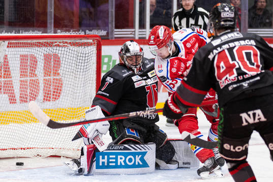 Timrås Elmeri Eronen gör 1-0 bakom Örebros målvakt