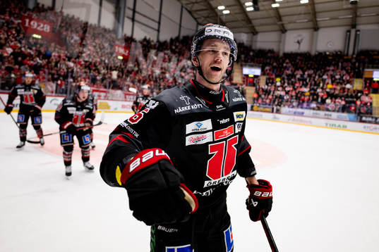 Örebros Filip Berglund jublar