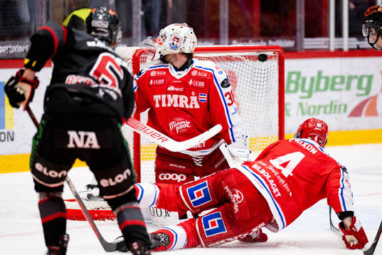 Örebros Filip Berglund gör 1-2 bakom Timrås målvakt