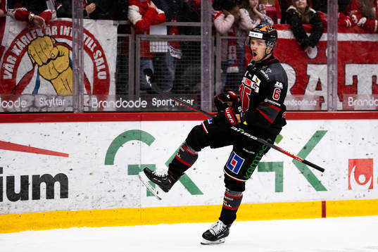 Örebros Filip Berglund  jublar