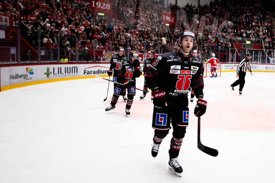 Örebros Filip Berglund jublar