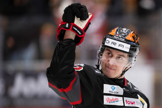 Örebros Robert Leino jublar