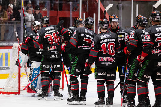 Örebros spelare jublar med målvakt Jhonas Enroth