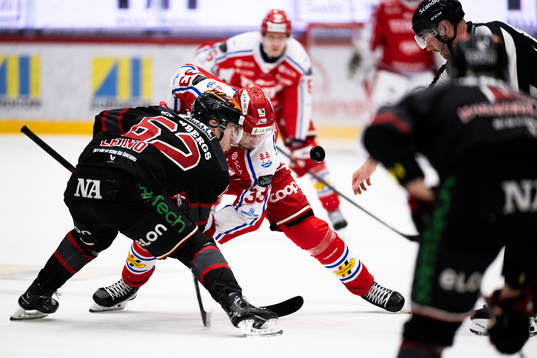 Örebros Robert Leino och Timrås Albin Lundin tekar