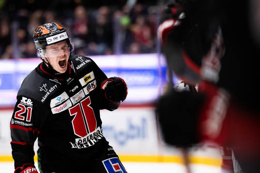 Örebros Linus Öberg jublar