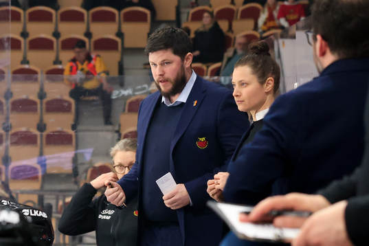 Luleås assisterande tränare Oskar Häggström och Jenni