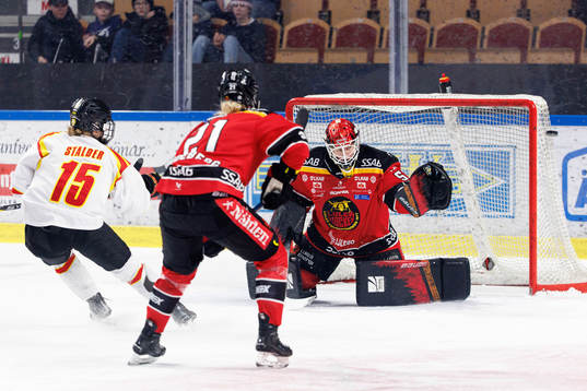 Brynäs Lara Stalder mot Luleås målvakt Sara Grahn