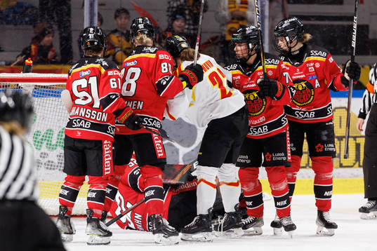 Brynäs Moa Wernblom trycker till Luleås målvakt Sara