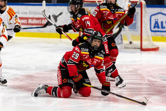 Luleå Emma Nordin på knä på isen