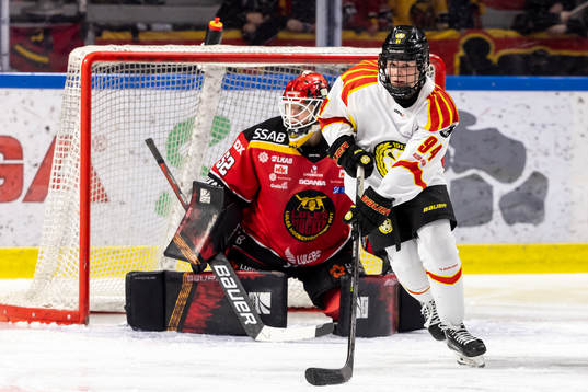 Brynäs Anna Meixner framför Luleås  målvakt Sara Grahn