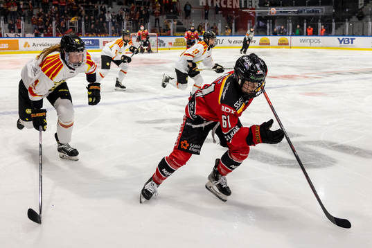 Brynäs Rosa Lindstedt jagar Luleås Lisa Johansson