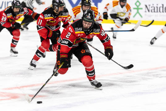 Luleås Viivi Vainikka med pucken
