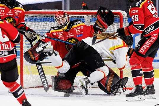 Brynäs Moa Wernblom åker in i Luleås målvakt Sara Grahn