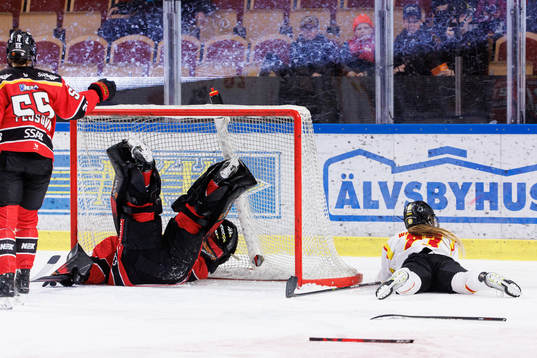 Brynäs Moa Wernblom åker in i Luleås målvakt Sara Grahn
