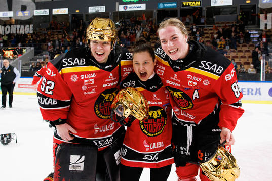 Luleås målvakt Sara Grahn, Jenni Hiirikoski och Ronja