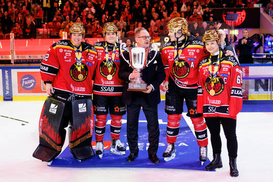 Luleås spelare med pokalen