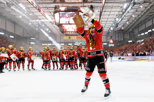 Luleås Petra Nieminen höjer pokalen