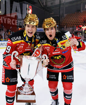 Luleås Emma Nordin och Petra Nieminen jublar med pokalen