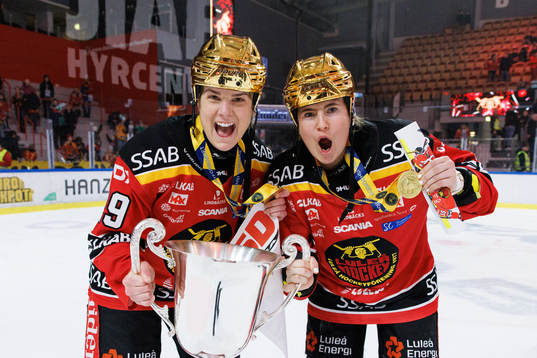 Luleås Emma Nordin och Petra Nieminen jublar med pokalen