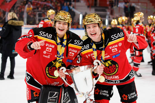 Luleås målvakt Frida Axell och Linn Peterson jublar med