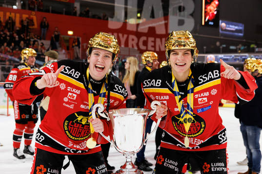 Luleås Linn Peterson och Josefine Persson jublar med