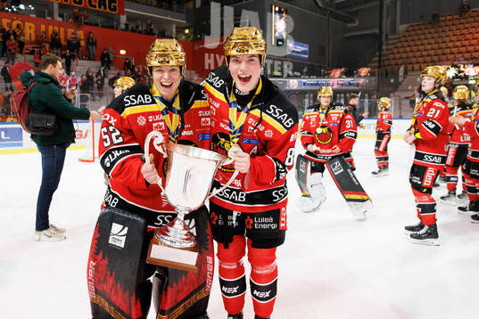 Luleås målvakt Sara Grahn och Ronja Savolainen jublar med