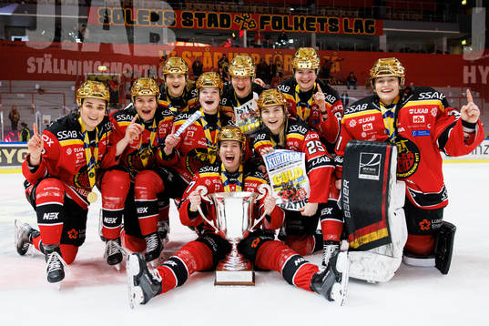 Luleås spelare jublar med pokalen