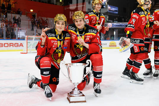 Luleås Sofia Skriver och Tilde Sjödin jublar