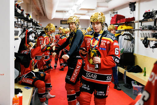 Luleås spelare jublar i omklädningsrummet