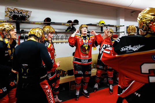 Luleås spelare jublar i omklädningsrummet