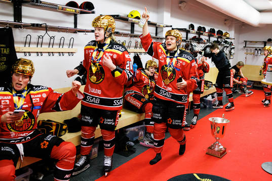 Luleås spelare jublar i omklädningsrummet