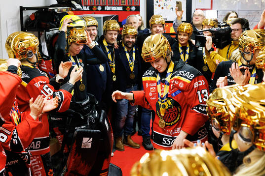 Luleås spelare jublar i omklädningsrummet