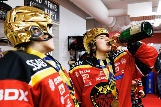 Luleås spelare jublar i omklädningsrummet
