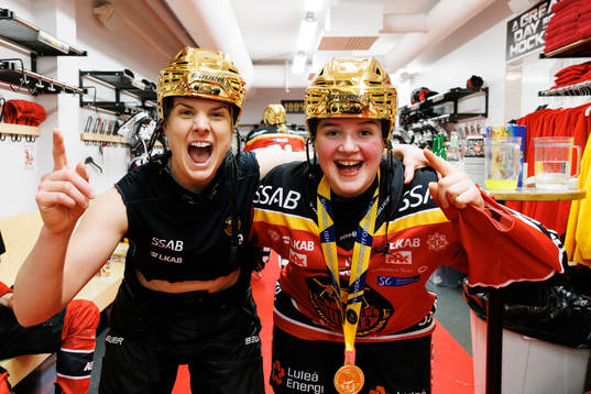 Luleås Sara Lindqvist och Johanna Fällman jublar i