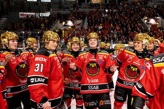 Luleås Astrid Lindeberg  med ett leende omringad av