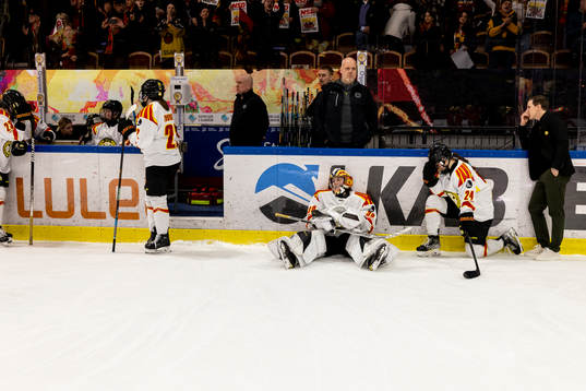 Brynäs målvakt Felicia Frank och Sara Cajanova  deppar