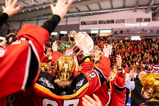 Pokalen lyfts till guldjubel