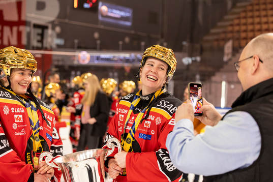 Robert Hedlund tar bild på Luleås Linn Peterson  och
