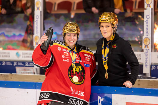 Luleås målvakt Sara Grahn  och materialförvaltare