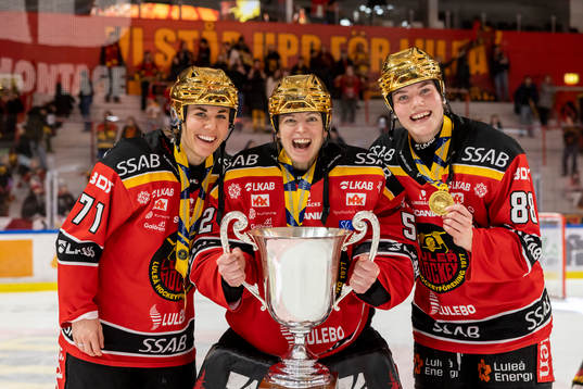 Guldfirande med Luleås Anna Kjellbin, målvakt Sara Grahn