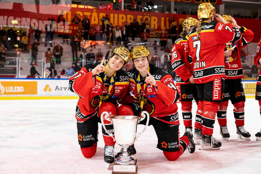 Luleås Josefine Persson och Viivi Vainikka jublar